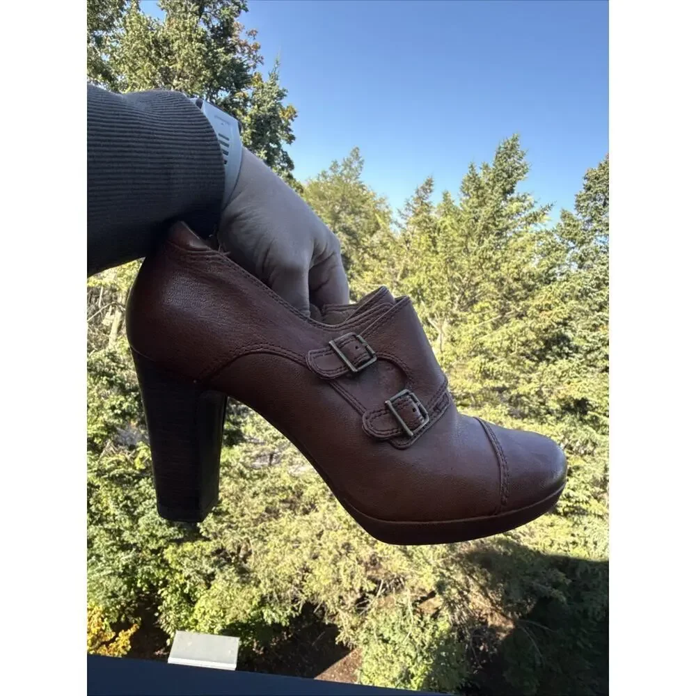 CLARKS Artisan Brown Leather BOOTIE Heels Double Buckle Zipper SIZE 8.5 Women’s